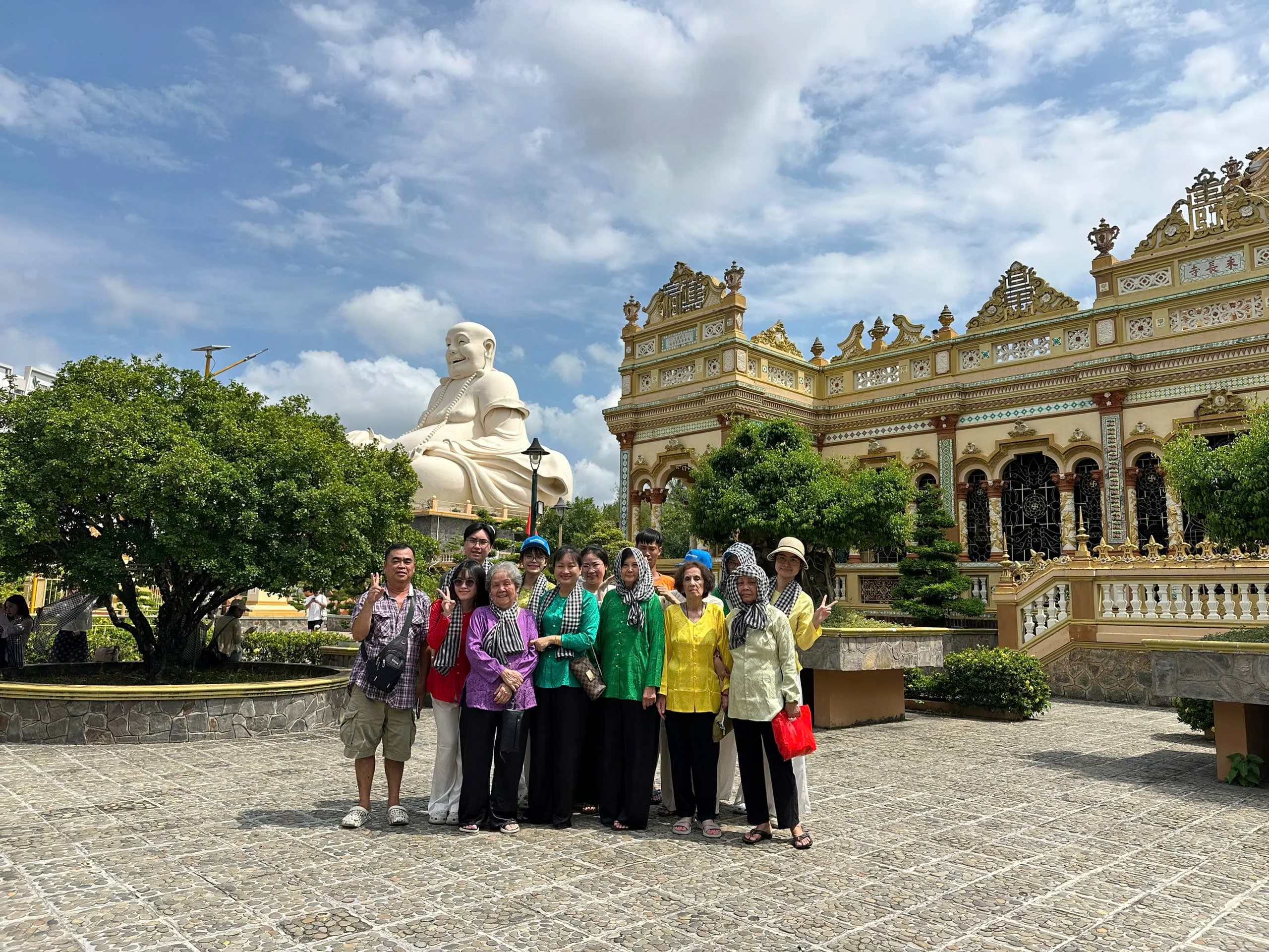 Du khách chụp ảnh lưu niệm trong tour miền Tây 2 ngày 1 đêm