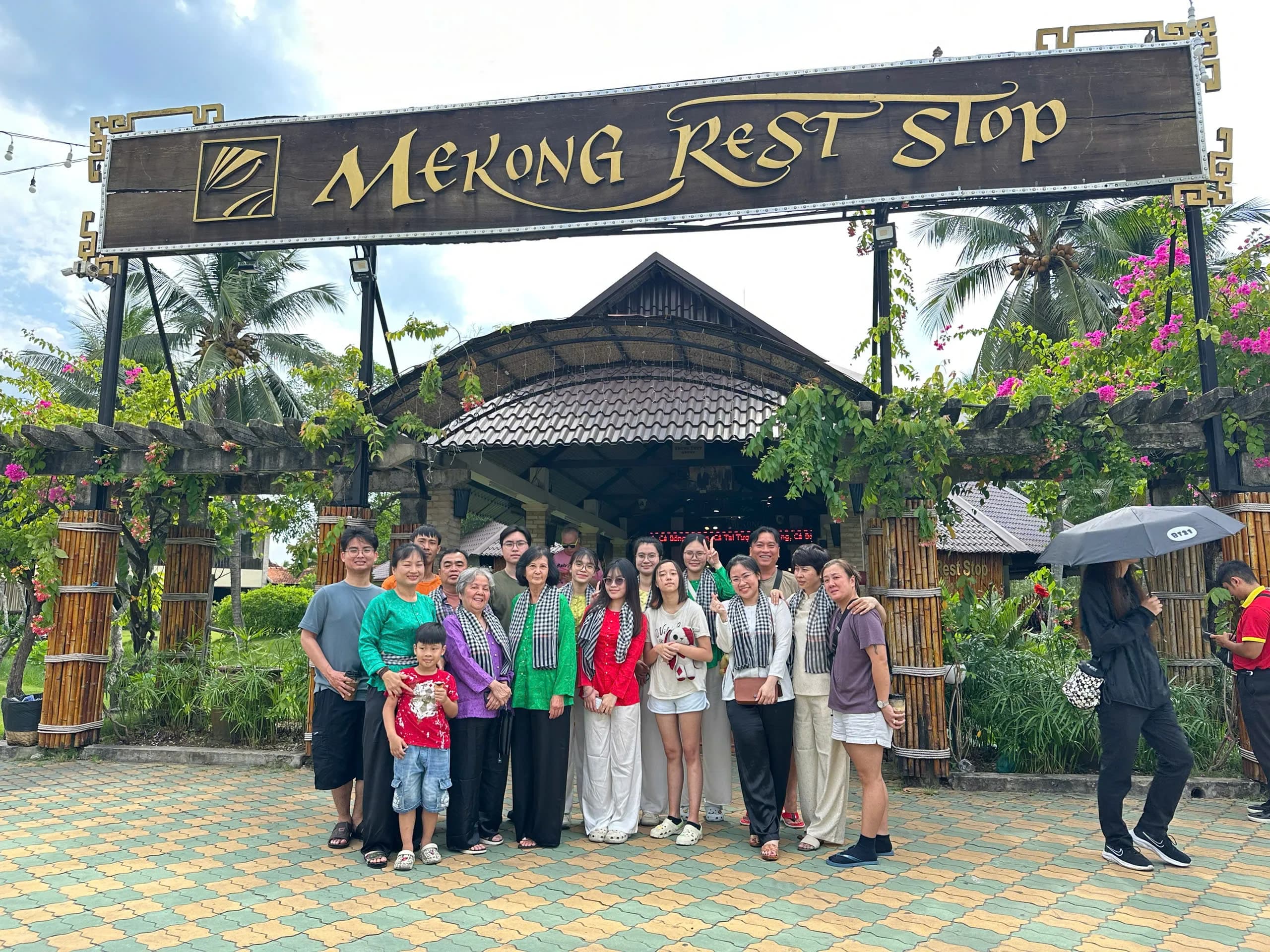 Đoàn khách check-in tại Mekong Rest Stop trên đường từ TP.HCM đi Mỹ Tho