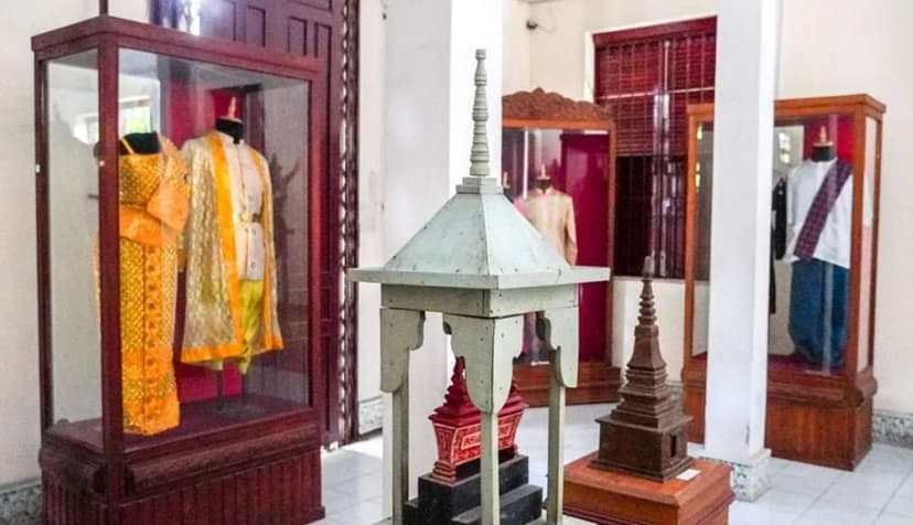 Khu vực trưng bày trên trong bảo tàng Khmer