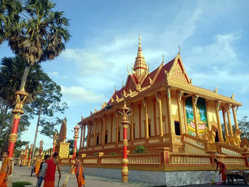 Khu vực bên ngoài chùa Xiêm Cán