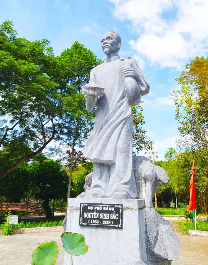 Tượng cụ phó bảng Nguyễn Sinh Sắc