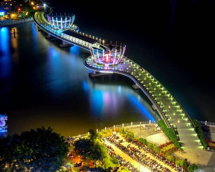 Bến Ninh Kiều một địa điểm du lịch miền Tây không nên bỏ lỡ.
