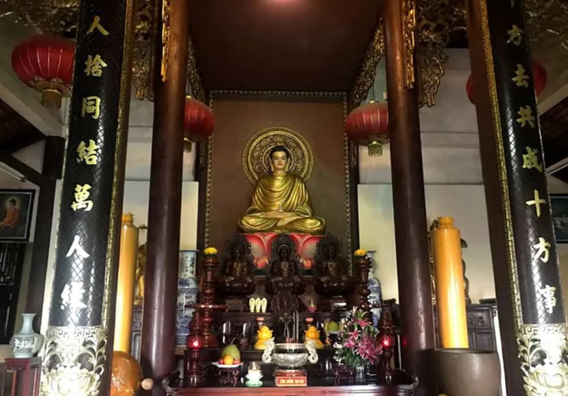 Khu vực bên trong chính điện