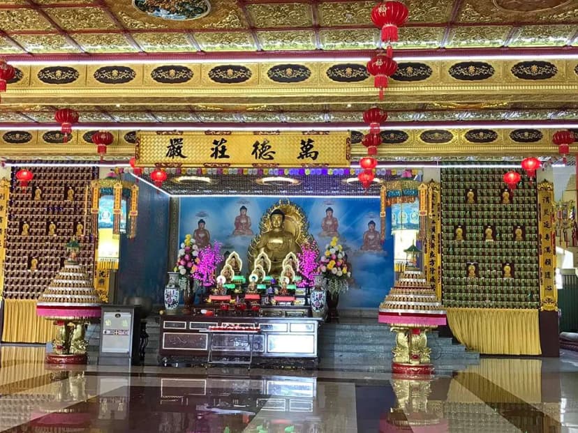 Bên trong chính điện