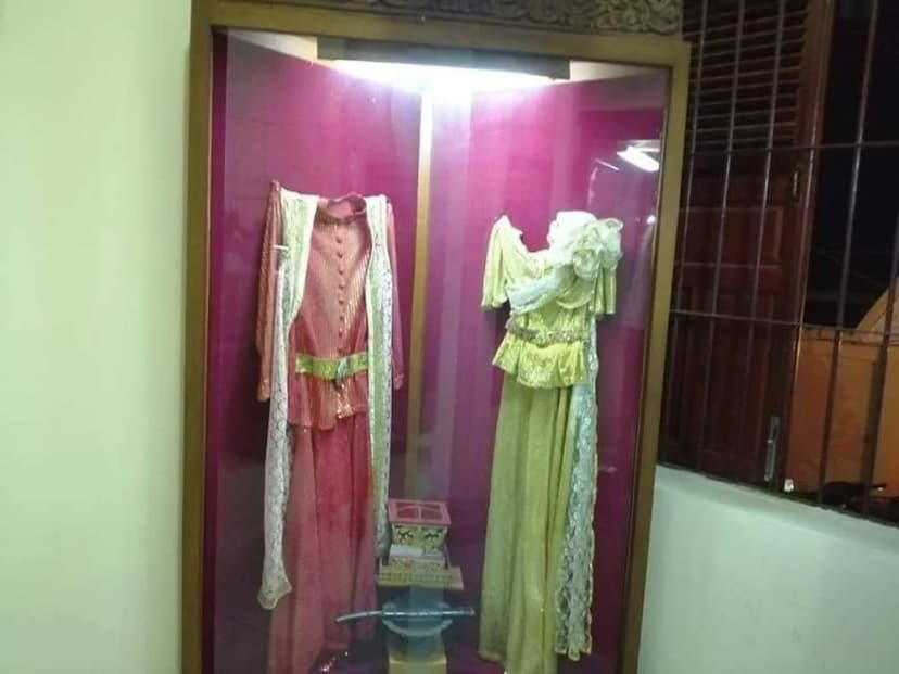 Khu vực trưng bày trang phục dân tộc Khmer