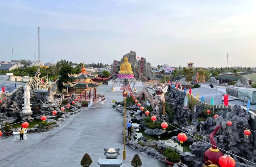 Khuôn chùa rộng rãi thoáng mát