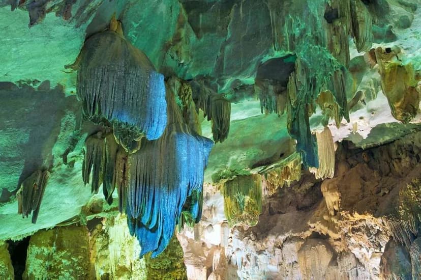 Hệ thống nhũ đá bên trong hang