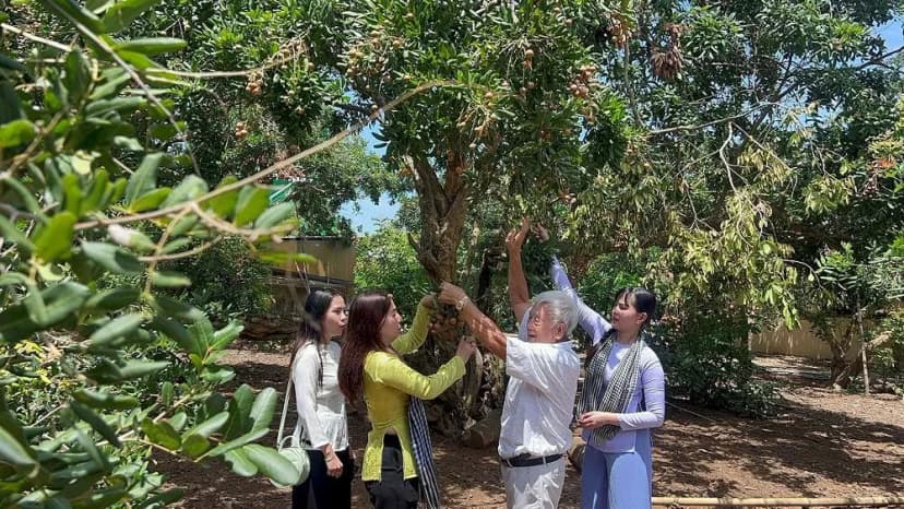 Du khách trải nghiệm tham quan tại vườn