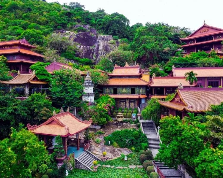 Chùa Hang là địa điểm du lịch miền Tây An Giang nổi tiếng.