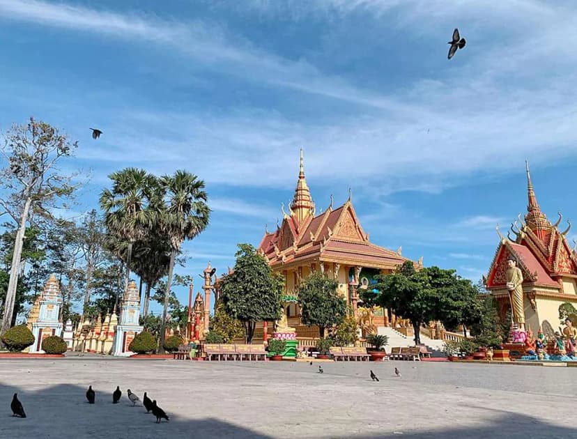 Khuôn viên chùa rộng rãi