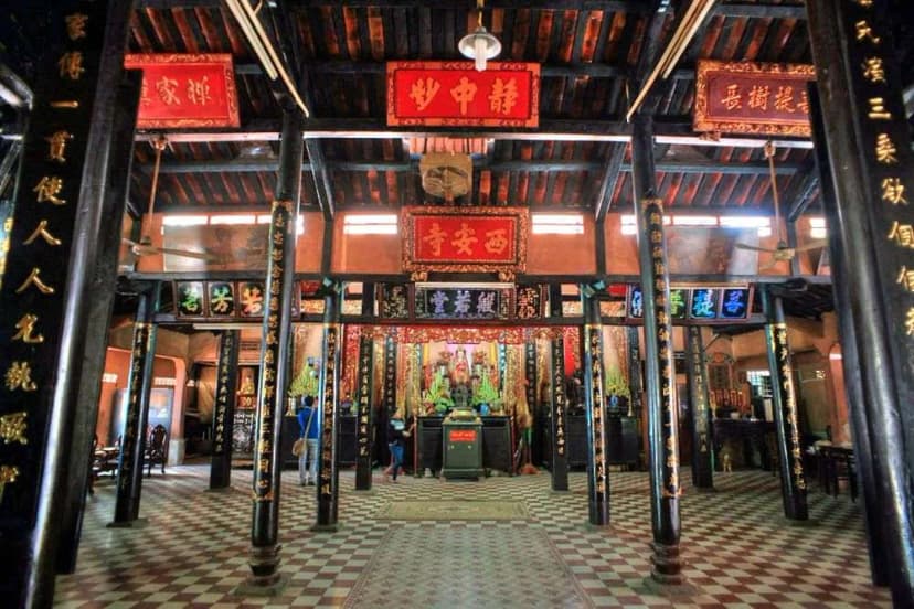 Khu vực bên trong Chánh điện
