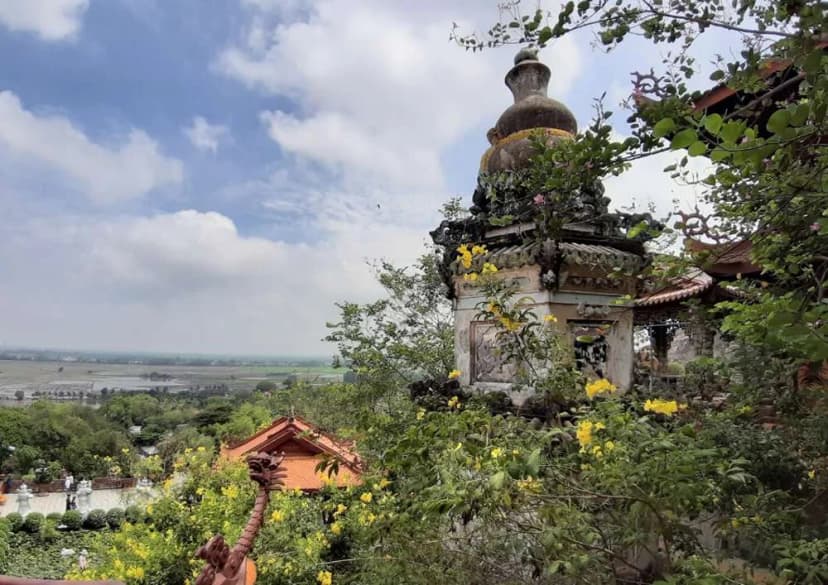 Khu vực bảo tháp của chùa