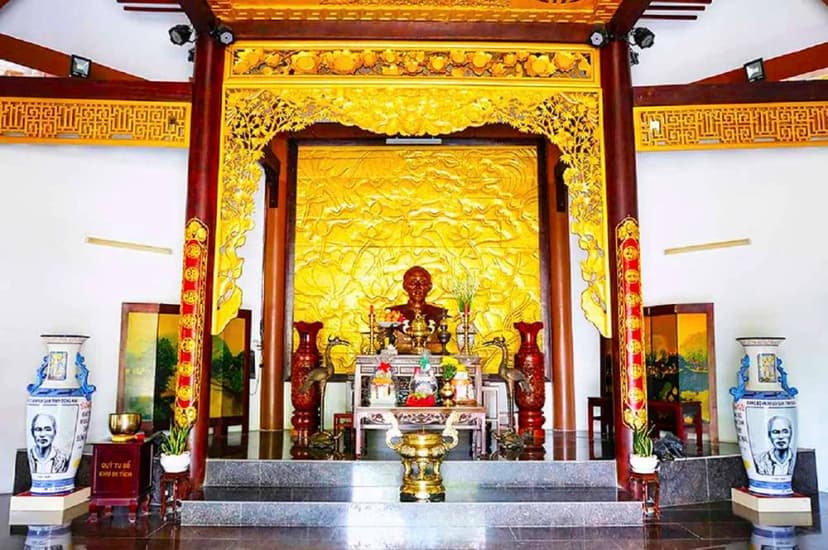 Bàn thờ bên trong Khu di tích mộ cụ Nguyễn Sinh Sắc