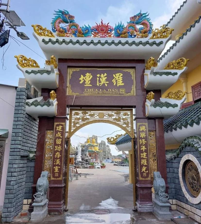 Cổng vào chùa La Hán