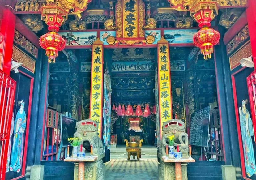Khu vực cửa chính tại chùa