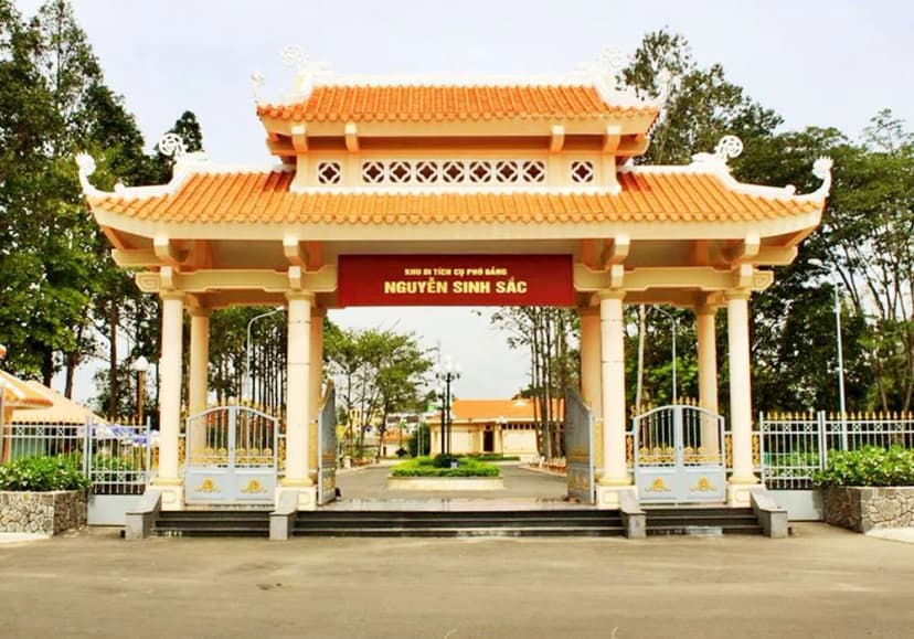 Cổng vào khu di tích