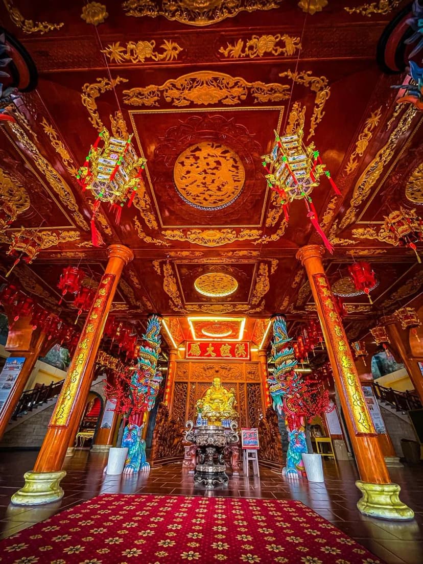 Bên trong chùa La Hán