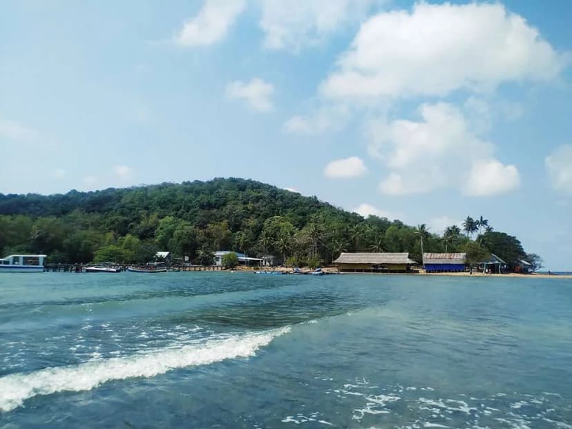 Nước biển trong xanh tại đảo