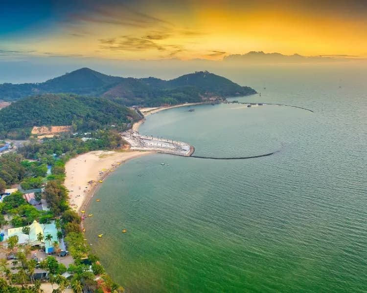 Biển Hà Tiên là địa điểm du lịch miền Tây nổi bật.