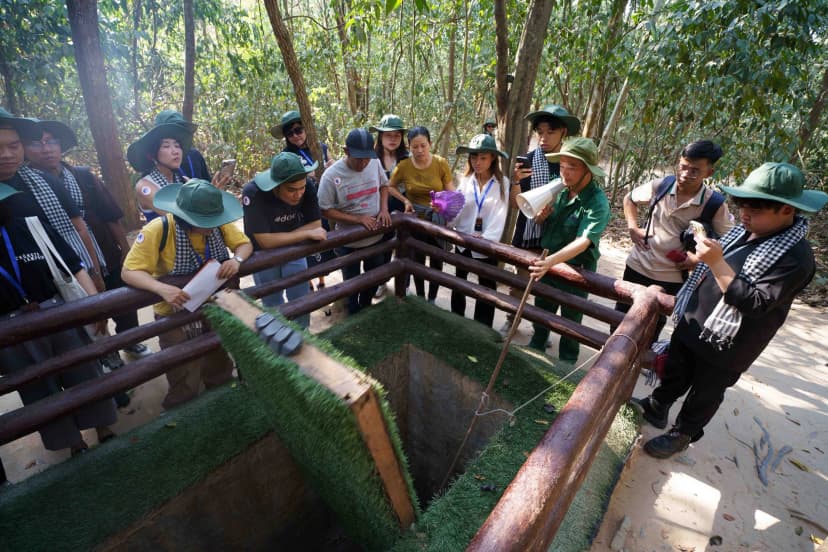 Hình ảnh du khách trải nghiệm tham quan khu Địa đạo