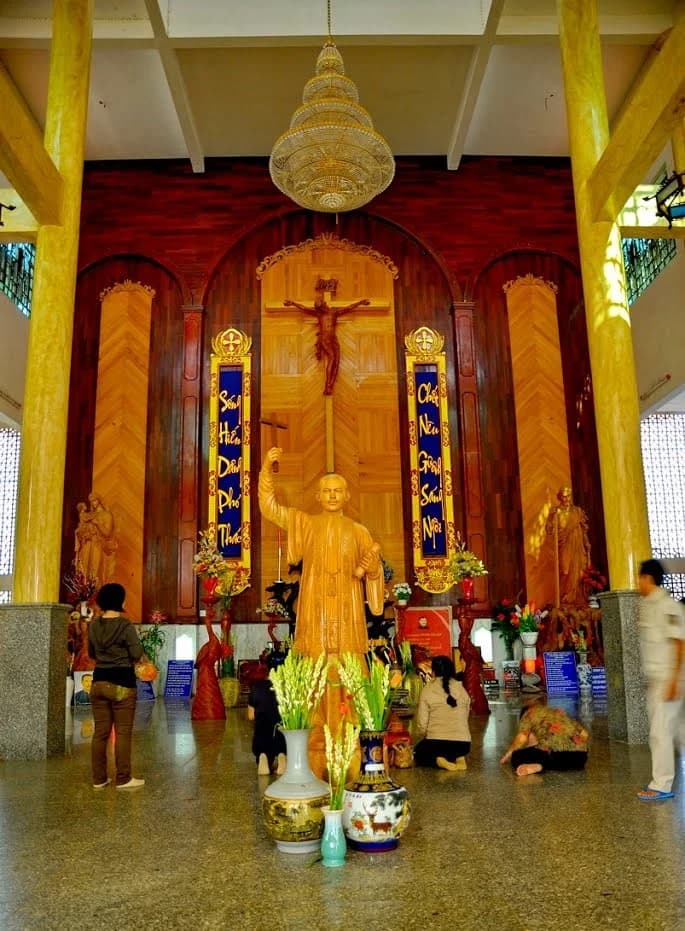 Tượng linh mục Trương Bửu Diệp