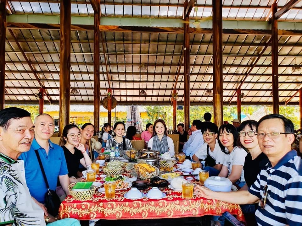 Đoàn khách dùng bữa trưa tại nhà hàng miệt vườn ở Bến Tre