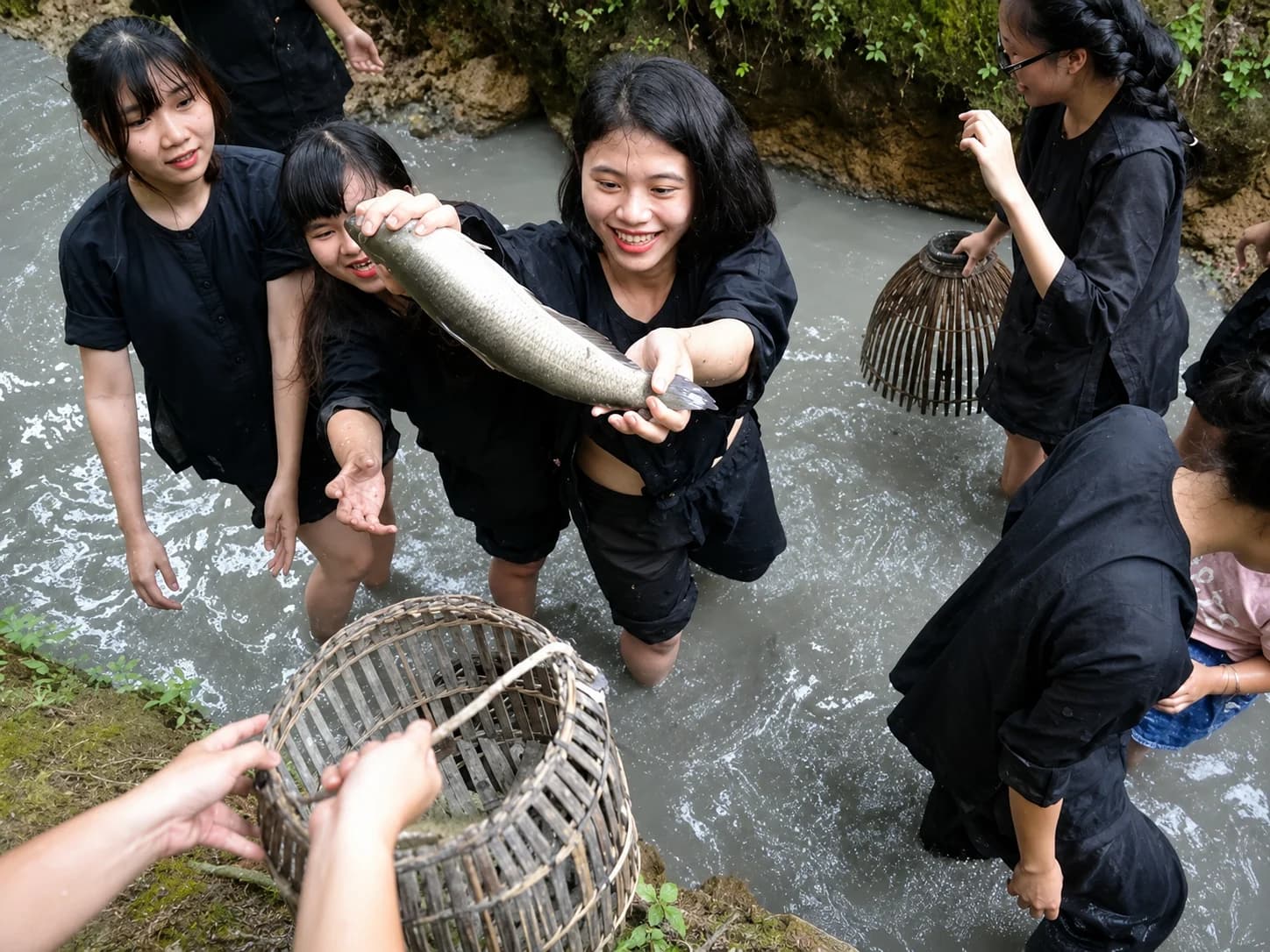 Tát mương bắt cá - Thú vui của người nông dân miền Tây