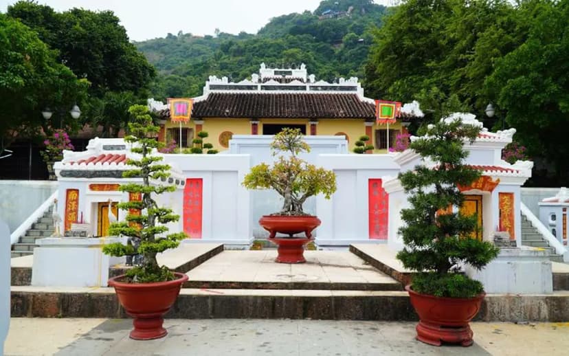 Khu vực lăng mộ