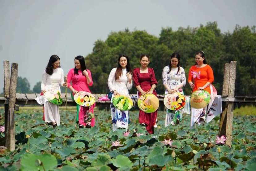 Du khách thả dáng bên đầm sen Tháp Mười