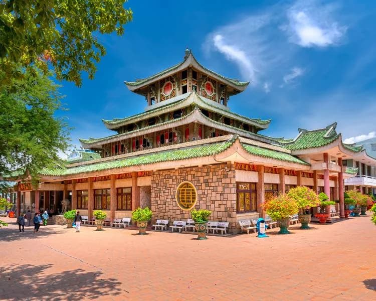 Miếu Bà Chúa Xứ núi Sam là địa điểm du lịch miền Tây nổi tiếng được nhiều du khách mong cầu bình an.