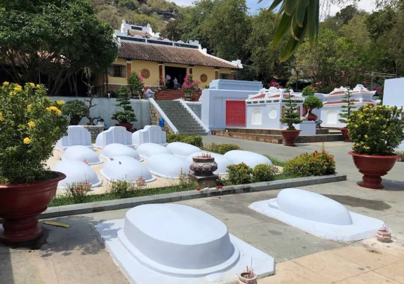 Khuôn viên lăng mộ