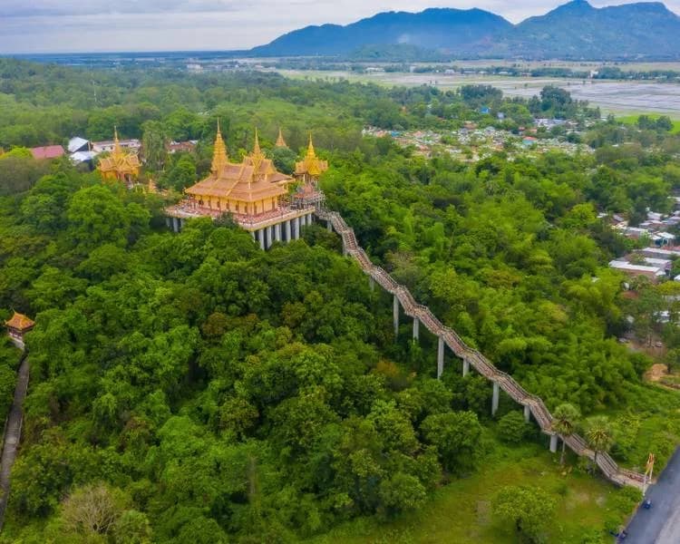 Chuyến du lịch miền Tây tại An Giang thì không nên bỏ qua chùa Tà Pạ với kiến trúc độc đáo.
