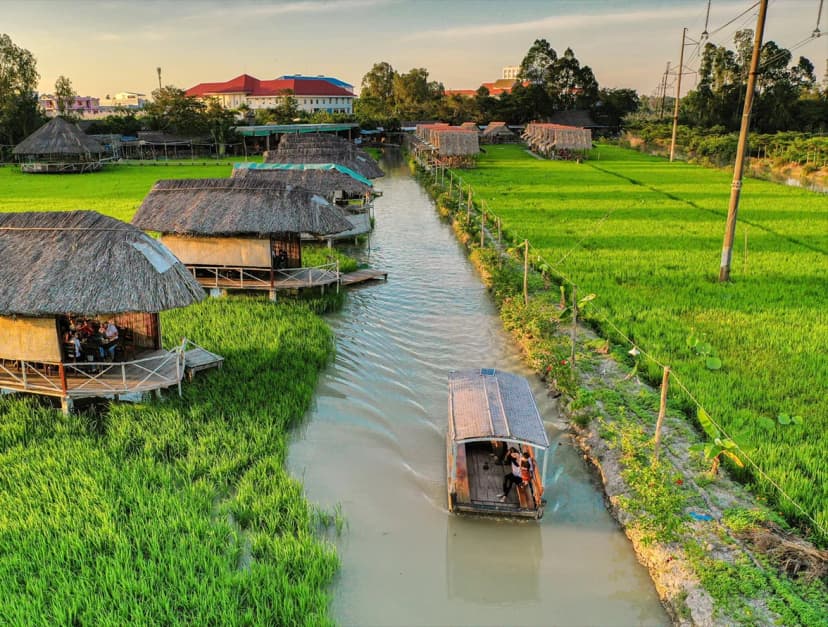 Ngồi thuyền dạo giữa thiên nhiên trong hành trình du lịch miền Tây 3 ngày 2 đêm