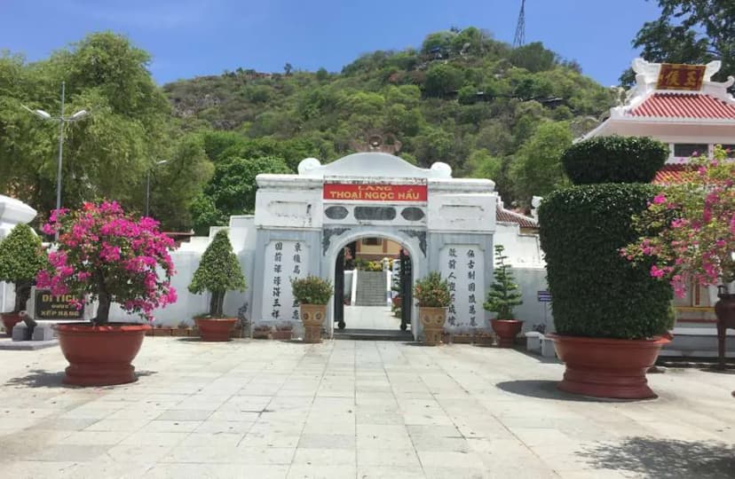 Cửa lăng Thoại Ngọc Hầu