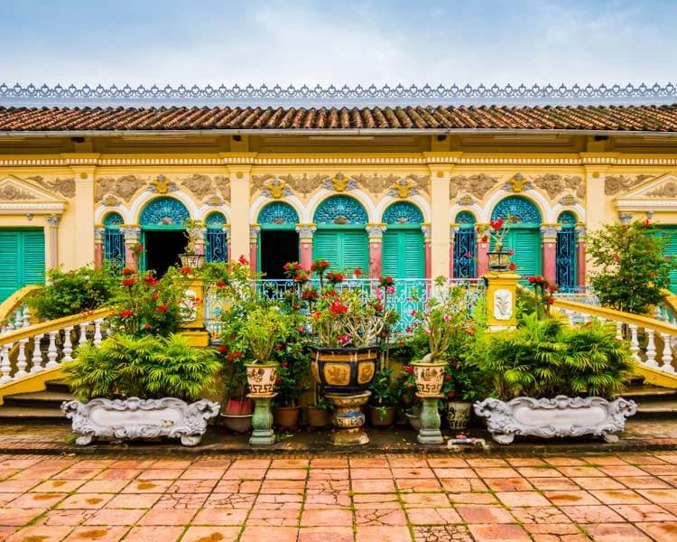 Điểm du lịch miền Tây tiêu biểu được nhiều du khách yêu thích là nhà cổ Bình Thuỷ.