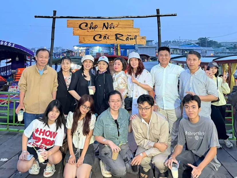 Du khách khám phá tour Miền Tây