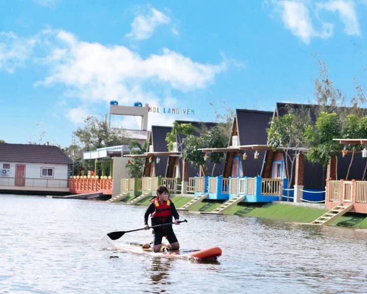 Khu du lịch sinh thái Làng Yến là địa điểm du lịch miền Tây gần Sài Gòn với kiến trúc và nhiều hoạt động cuốn hút.