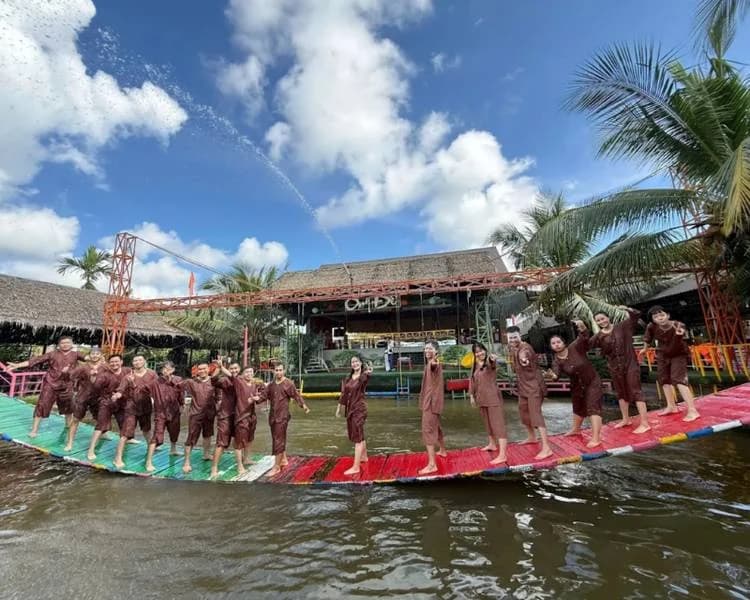Làng du lịch sinh thái Ông Đề là điểm du lịch miền Tây hấp dẫn với nhiều hoạt động trò chơi dân gian vui nhộn.