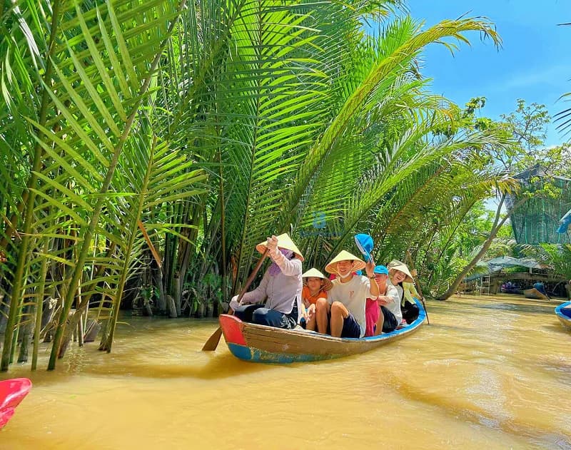Du khách chèo xuồng ba lá tại cù lao Thới Sơn Tiền Giang