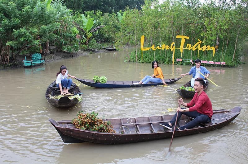 Chèo xuồng tại khu du lịch sinh thái Lung Tràm Cần Thơ