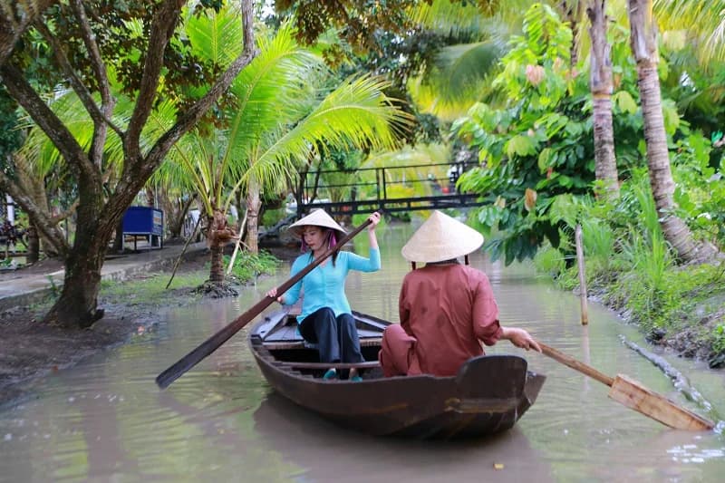 Chèo xuồng ba lá tại khu du lịch sinh thái Ông Đề Cần Thơ