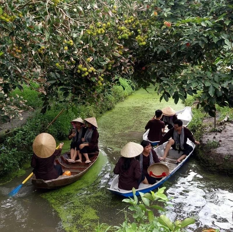 Chèo xuồng ba lá tại vườn trái cây Rạch Kè Phong Điền Cần Thơ