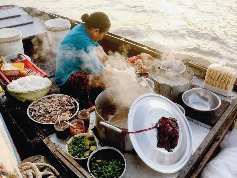 Ghe bán đồ ăn sáng tại chợ nổi miền Tây