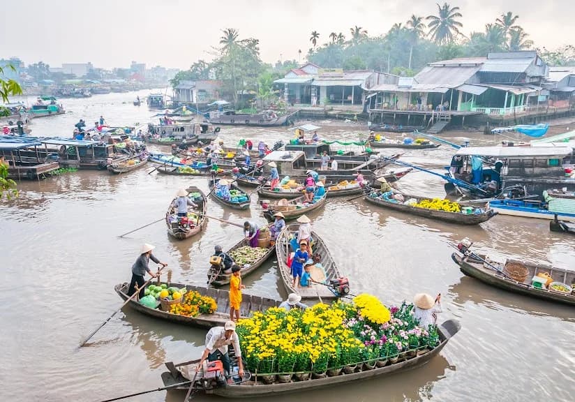 Chợ nổi Cái Răng buổi sáng ở Cần Thơ với ghe thuyền tấp nập