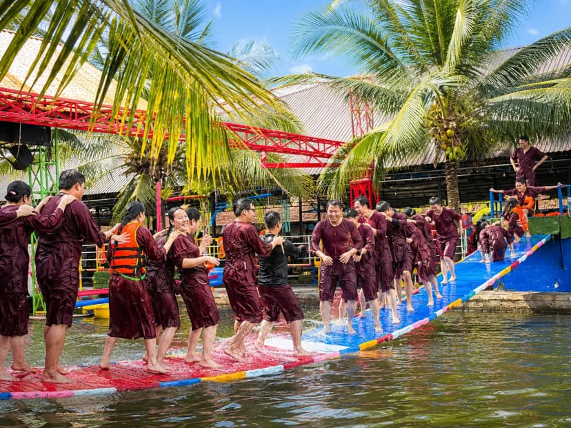 nhóm nhân viên lên xe đi tour miền Tây cho công ty