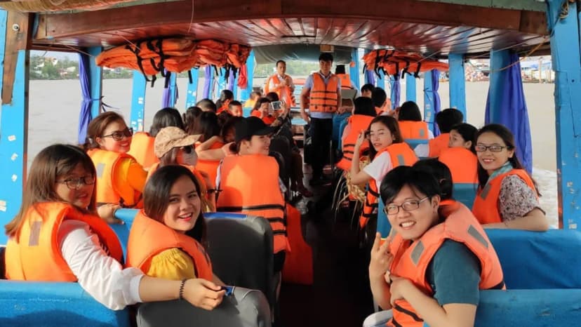 Du khách đi thuyền trên sông Tiền
