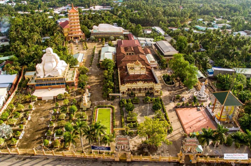Du khách tham quan Chùa Vĩnh Tràng trong hành trình Mỹ Tho Bến Tre 1 ngày