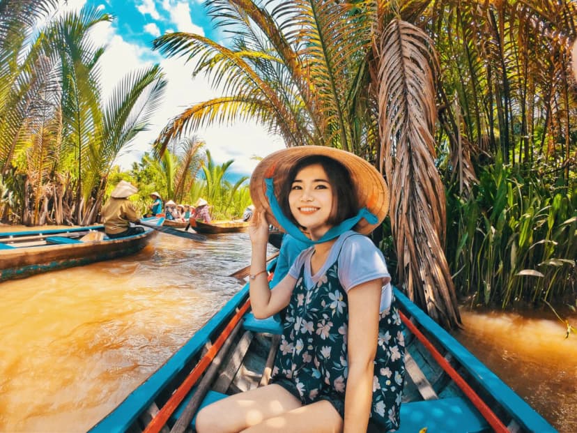 Đi xuồng trong rạch dừa nước ở Cù Lao Thới Sơn Tiền Giang