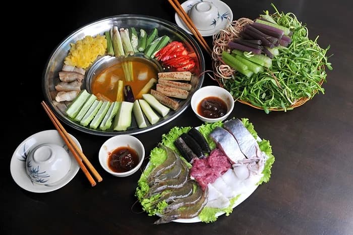 Nấu nước dùng lẩu mắm cá lóc chuẩn vị miền Tây