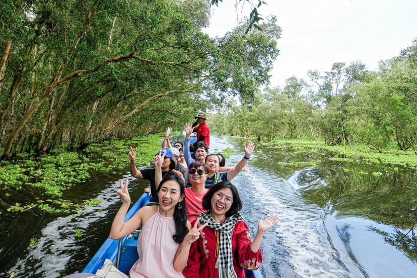 Du khách đi xuồng trong khu du lịch sinh thái miền Tây